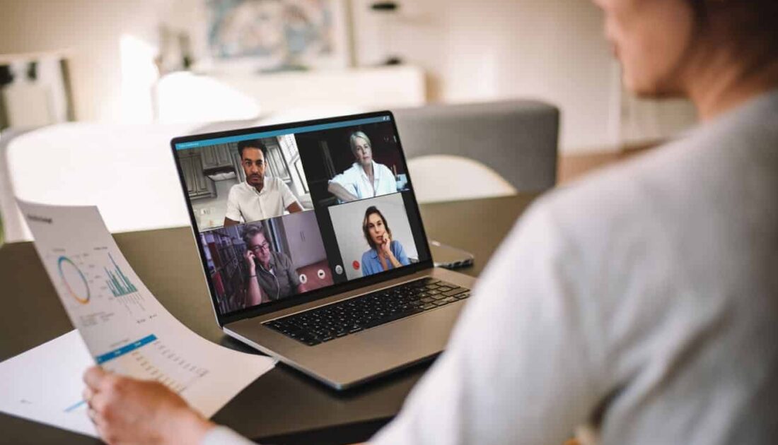 Equipe en pleine réunion en télétravail