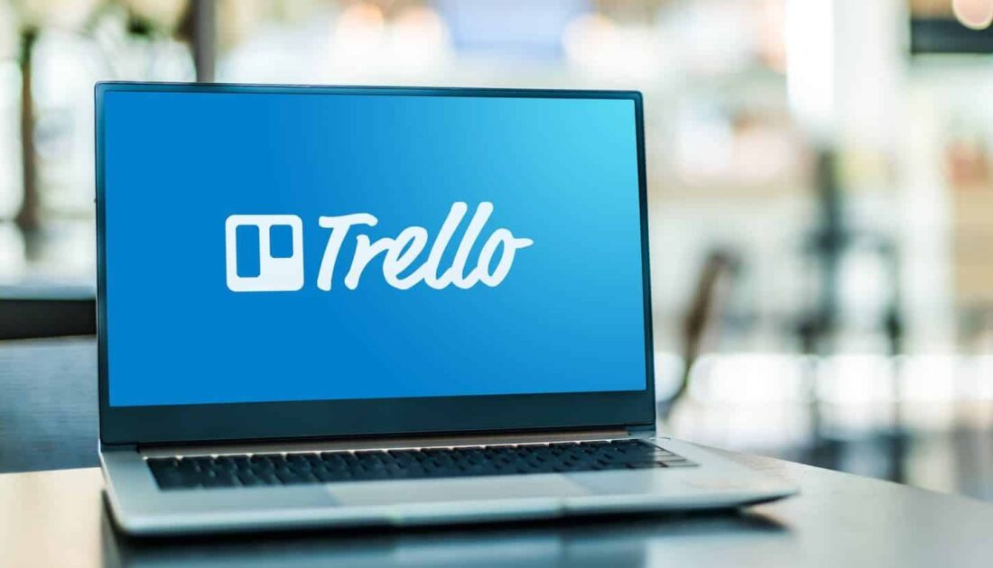 Ordinateur avec le fond d'accueil de Trello