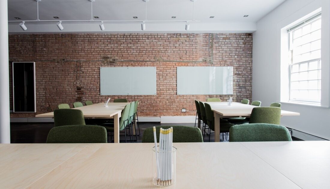 Salle de travail vide, symbole de l'absentéisme au travail