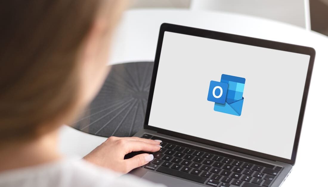 Ordinateur avec le logo Outlook