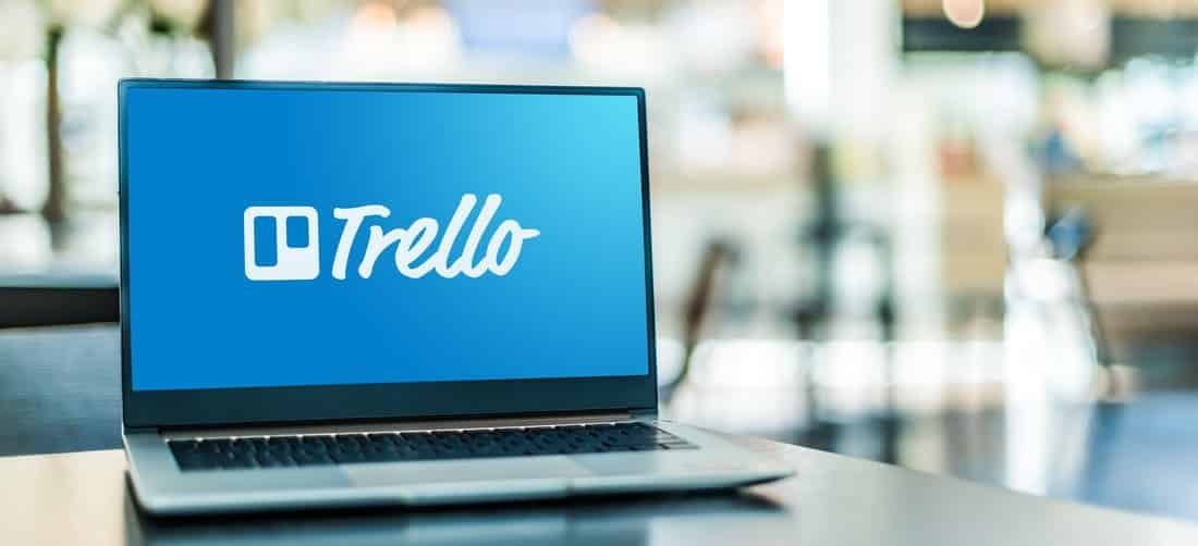 Ordinateur avec le logo Trello