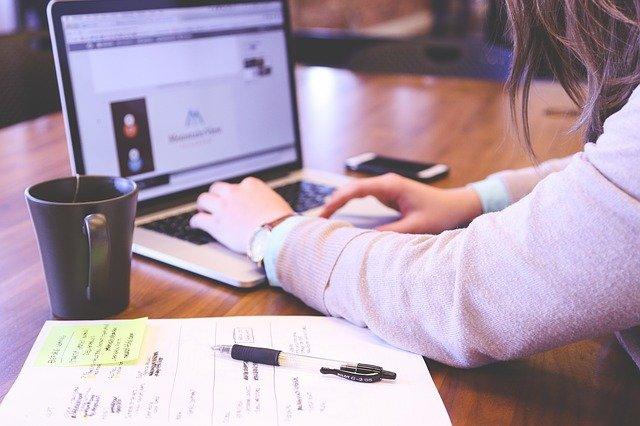 Une personne effectue une recherche d'information sur son ordinateur portable