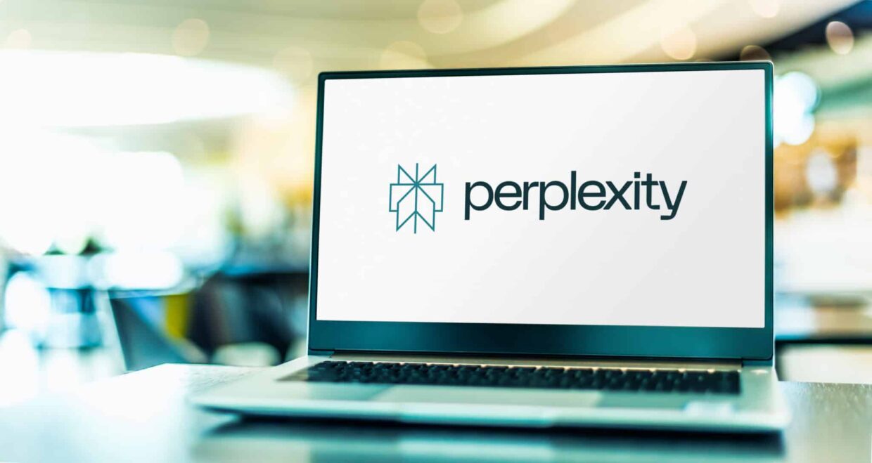 Un ordinateur ouvert affiche l'accueil de Perplexity