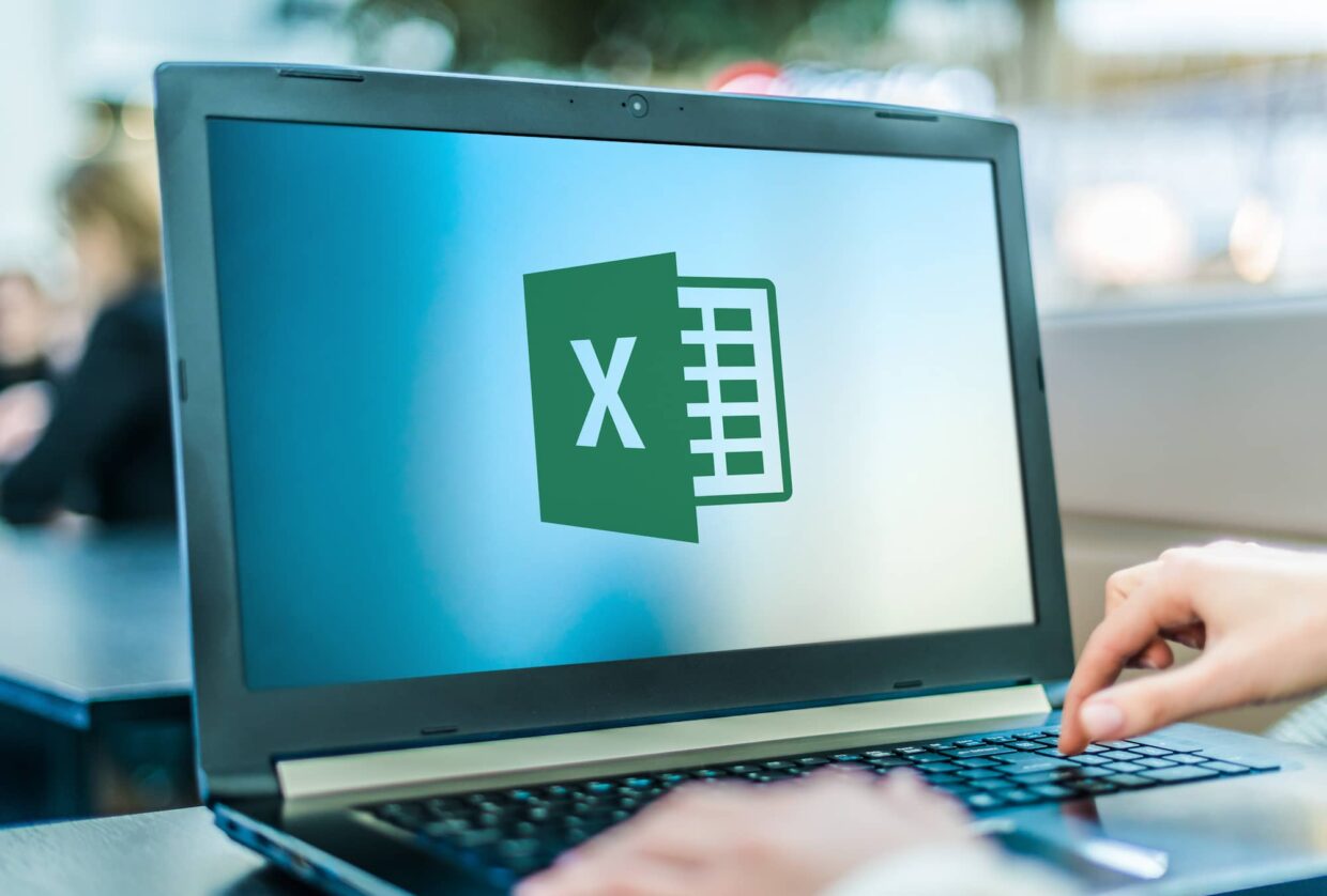 ordinateur affichant le logo excel en grand écran