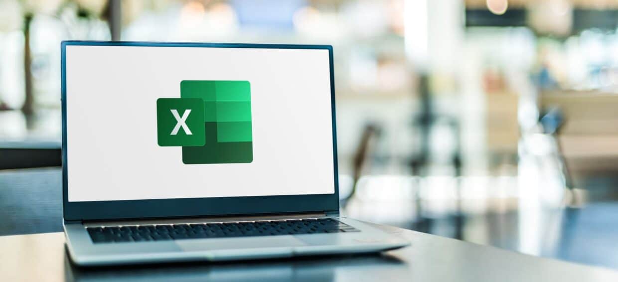 ordinateur sur la gauche de l'image avec le logo excel sur l'écran