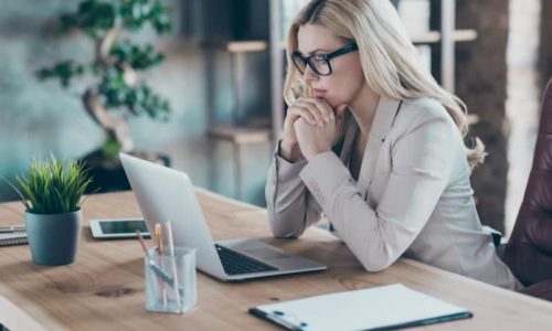 Une femme travaillant sur ordinateur