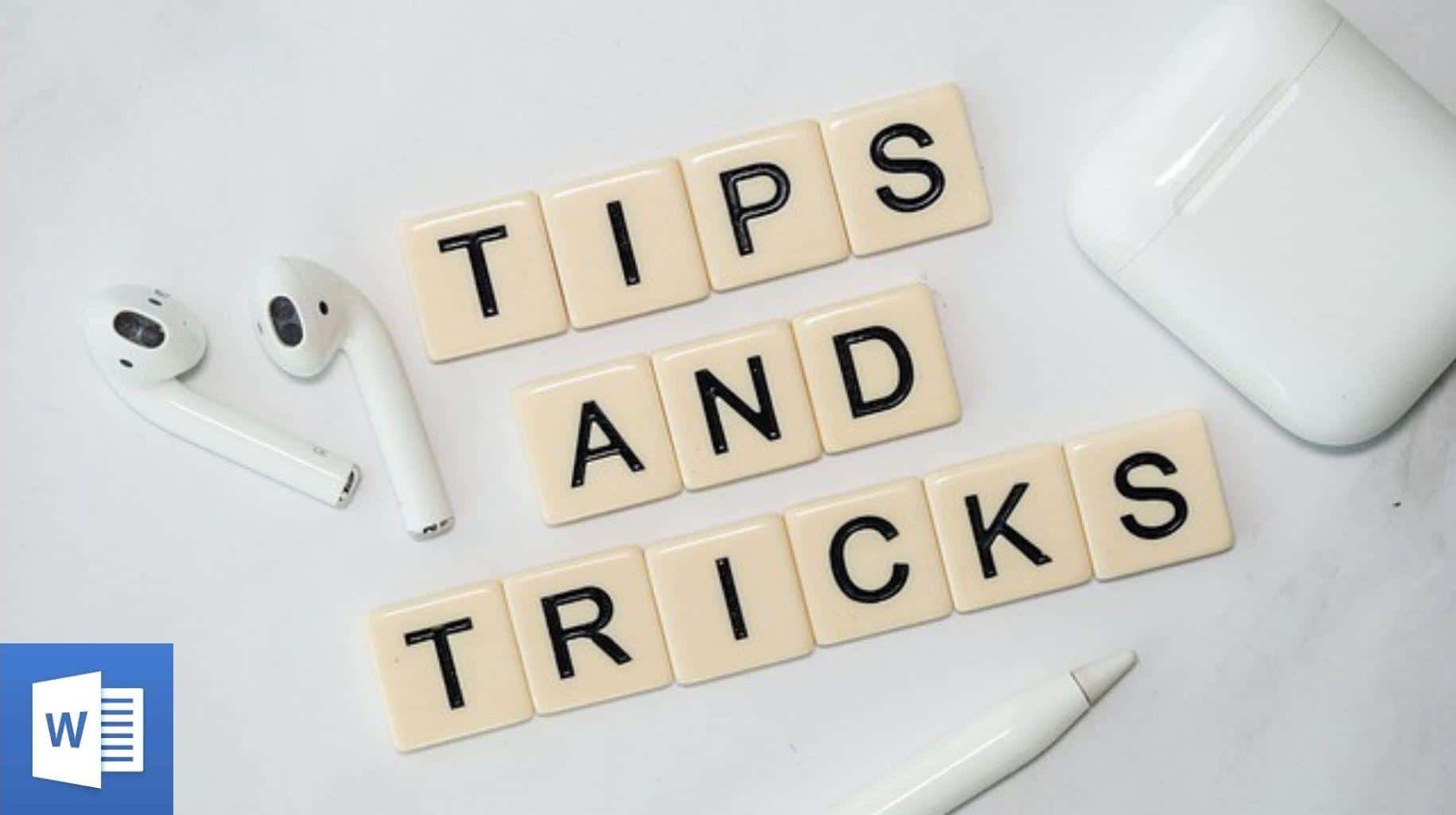 mage contenant des pièces de scrabble indiquant la phrase « Tips and tricks ». A côté se trouvent des airpods et en bas à gauche le logo de Word.